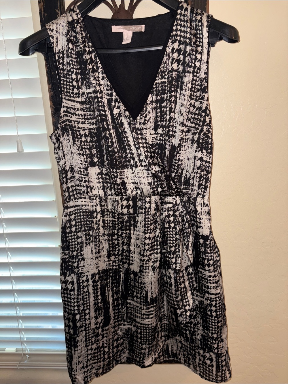 Forever 21 Black and White Printed V-Neck Mini Dress Size Medium